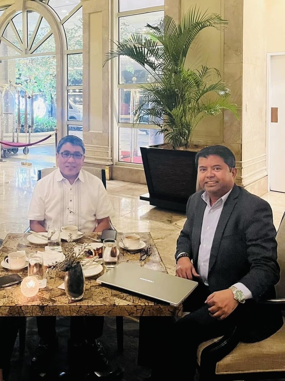 Rodel Lacorte in a client meeting
